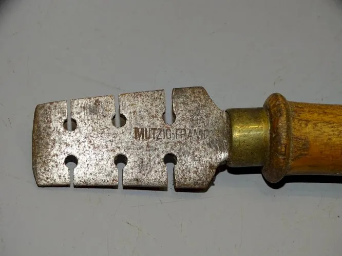 - ANCIEN OUTIL à AVOYER MUTZIG FRAMONT OUTIL ANCIEN COLLECTION  D