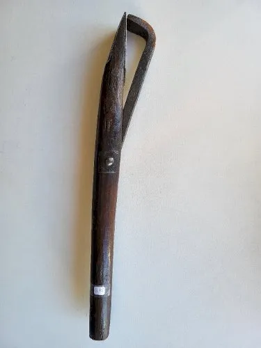 ANCIEN OUTIL CHIEN DE TONNELIER N° 75