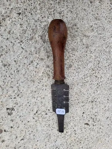 ANCIEN OUTIL CLEF DE REGLAGE POUR OUVRIR LES DENTS DE SCIE N° 21