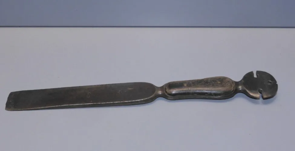 -ANCIEN OUTIL de CHARPENTIER RAINETTE Fer forgé Manche avec plaquettes CORNE D