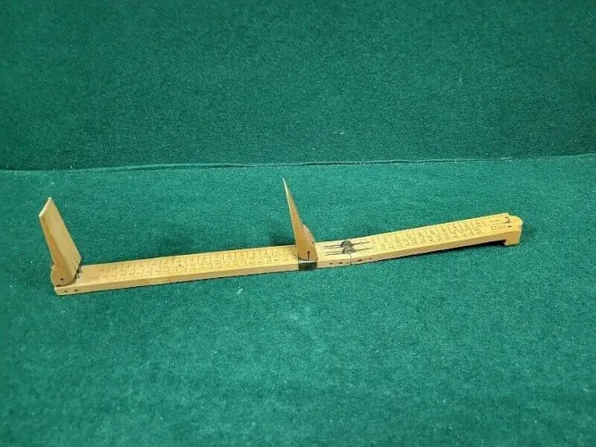ANCIEN OUTIL DE MESURE PIED DE ROI DE CORDONNIER ULLATHRONE EN BOIS