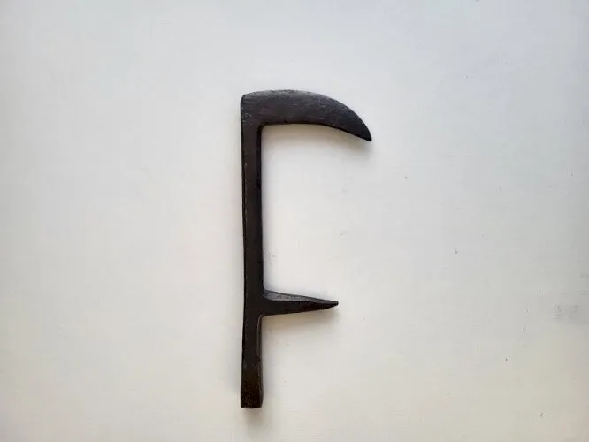 ANCIEN OUTIL EN METAL N° 67