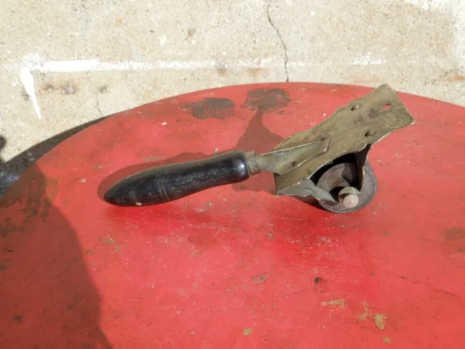 Ancien outil Fabricant Doniol a Vichy probablement pour couper des lanières de cuir