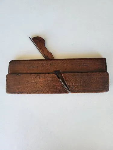 ANCIEN OUTIL RABOT A BOIS N° 84