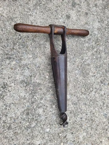 ANCIEN OUTIL TARIERE VRILLE A TROU DE BONDE ALESOIR EN METAL ET BOIS N°10