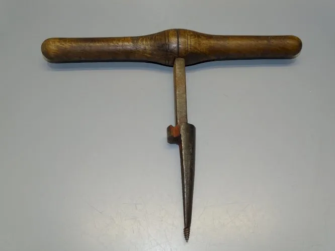-ANCIEN OUTIL VRILLE ou BONDONNIERE MANCHE BOIS COLLECTION OUTILS ANCIENS D