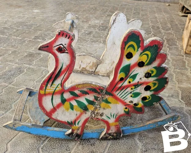 Ancien paon à bascule pour enfant