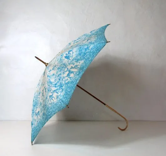 ancien parapluie bleu et blanc faons Bambi petit format Vintage