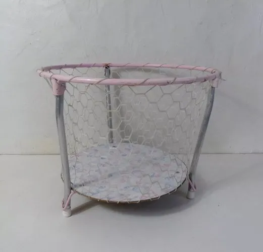 ancien parc pliant pour poupée vintage .