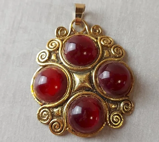 Ancien pendentif cabochon pierre rouge et métal doré