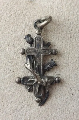 Ancien pendentif, croix de Caravaca avec chardon, en argent