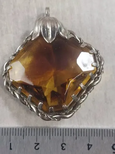 Ancien pendentif, décor jaune / marron, en métal argenté