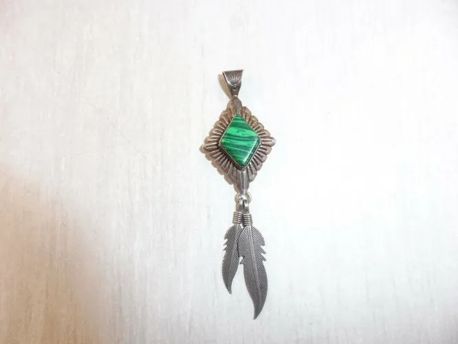 Ancien pendentif décor malachite et plumes, QT Sterling, en argent