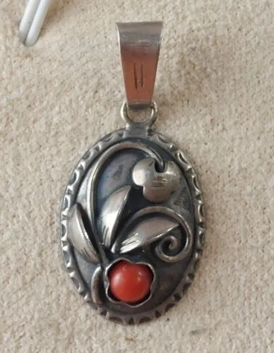 Ancien pendentif, décor perle de corail, en argent