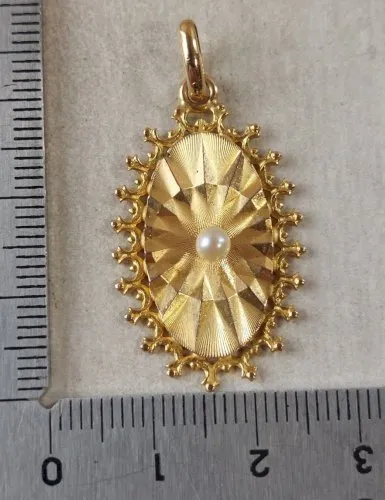 Ancien pendentif, décor perle, en plaqué or