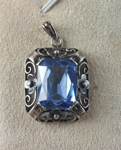 Ancien pendentif, décor pierre bleue, en argent, art déco