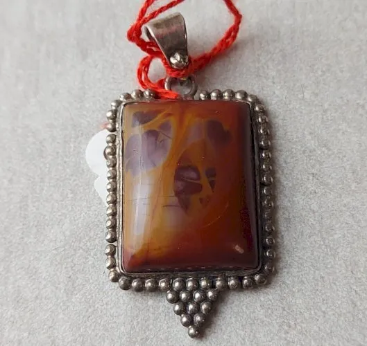 Ancien pendentif, décor pierre, en argent massif