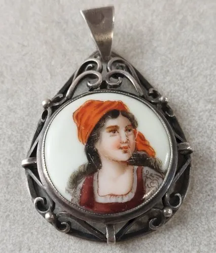 Ancien pendentif, décor portrait sur porcelaine, en argent