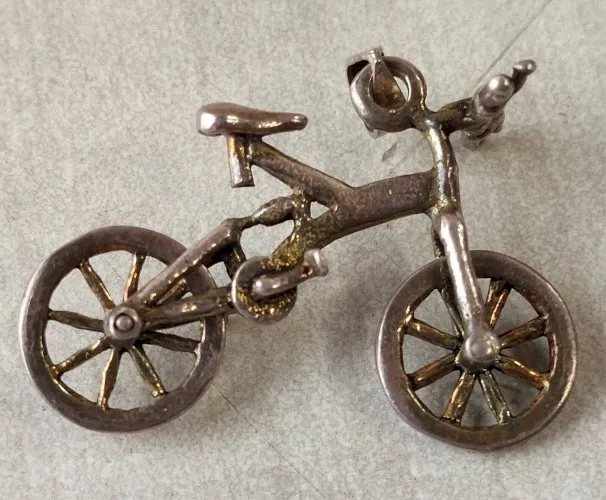 Ancien pendentif en argent massif, forme vélo en 3D, roues mobiles, vintage