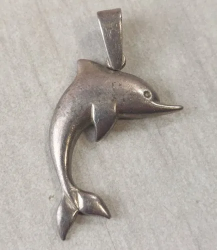 Ancien pendentif, forme dauphin, en argent massif