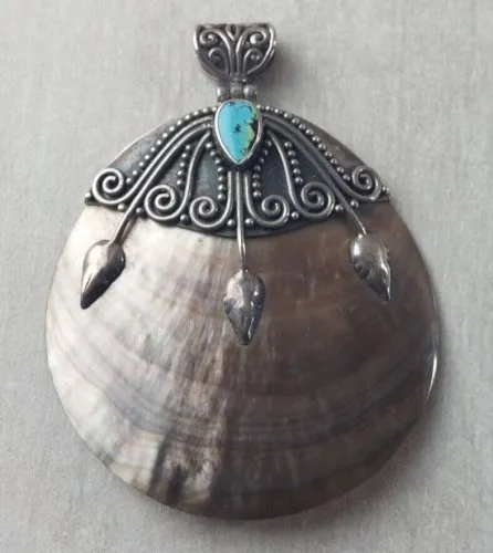 Ancien pendentif, nacre, turquoise et argent massif, style Navajo