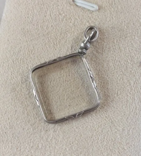 Ancien pendentif, porte photo, décor noeud Napoléon III, en argent