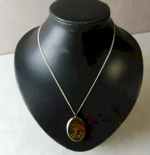 Ancien pendentif / reliquaire, fleurs séchées, sous résine