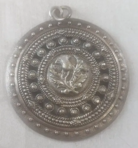 Ancien pendentif, style bouclier, décor chardon, en métal argenté