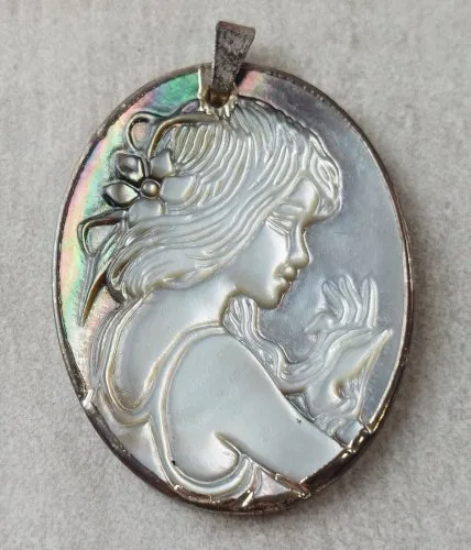 Ancien pendentif, style camée sur nacre, monture en argent