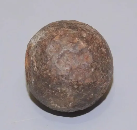 -ANCIEN PETIT BOULET EN METAL ROND IRREGULIER ARTILLERIE BOMBARDE COLLECTION D