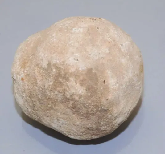 -ANCIEN PETIT BOULET EN PIERRE ROND IRREGULIER COLLECTION VITRINE  D