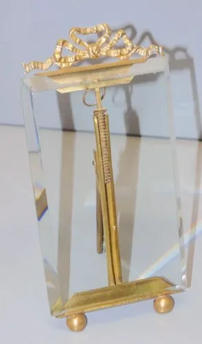 -ANCIEN PETIT CADRE VERRE EPAIS BISEAUTE SUPPORT LAITON NOEUD LAITON repoussé D