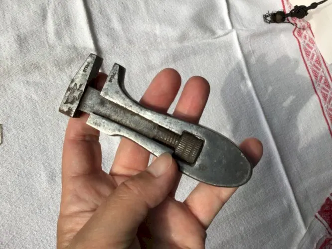 ANCIEN PETIT CLÉ À MOLETTE. OUTIL ANCIEN STELL