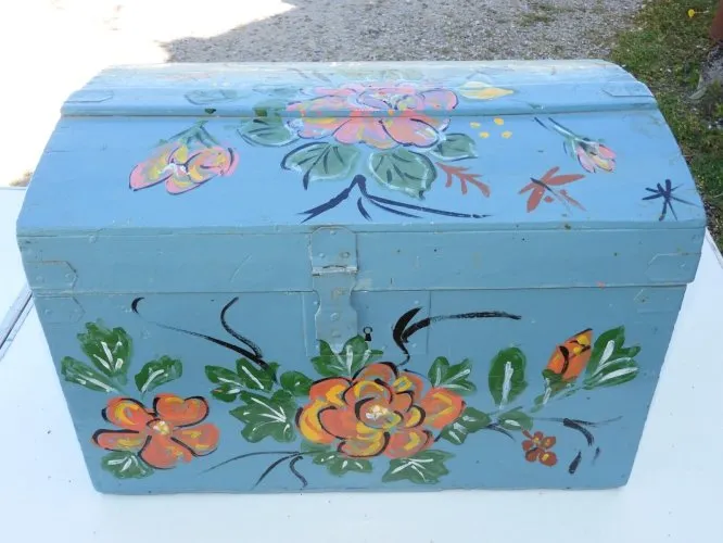 - ANCIEN PETIT COFFRE PETITE MALLE BOIS PEINT FLEURS sur fond BLEU déco D