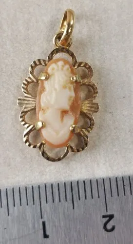 Ancien petit pendentif camée, en métal doré