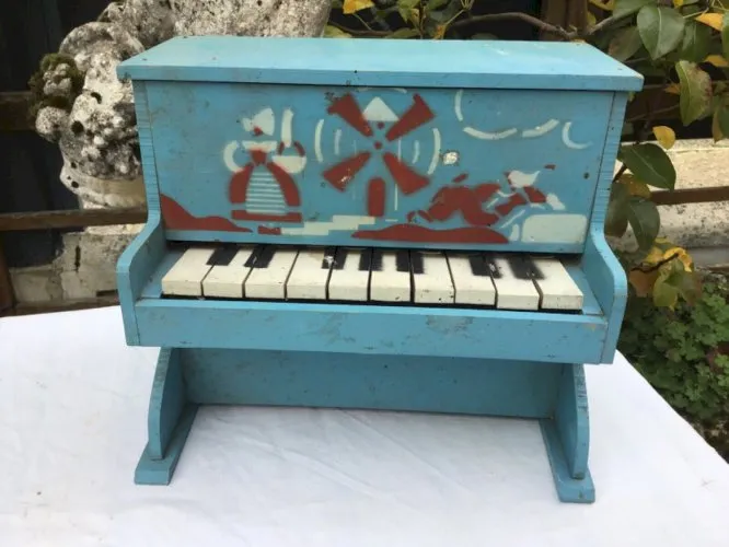 Ancien petit piano en bois Largeur 25cm  , Voir Photos