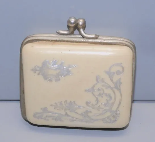 -ANCIEN PETIT PORTE MONNAIE BAKELITE ou CELLULOÏD couleur crème Motifs  D