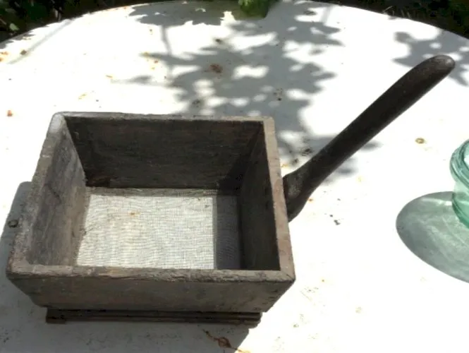 Ancien petit tamis à manche en bois carré corbeille campagne brocante 19ème