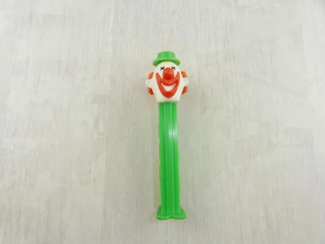 Ancien PEZ clown au chapeau vert avec sifflet, avec pieds