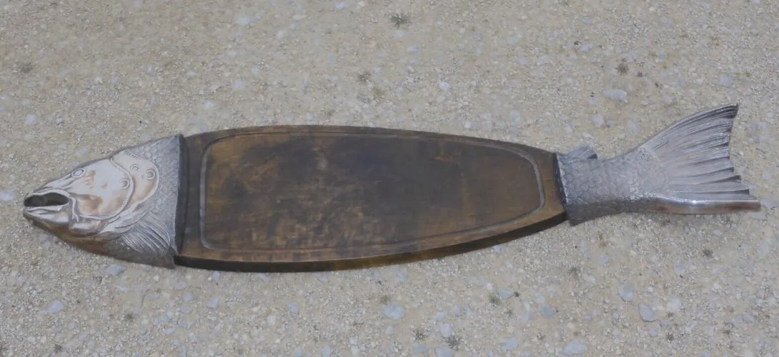 -ANCIEN PLAT A PRESENTER OU DECOUPER LE SAUMON BOIS ET METAL Argenté déco  D