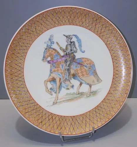 -ANCIEN PLAT PORCELAINE LIMOGES JEANNE D'ARC A CHEVAL EN TENUE déco MAIN D