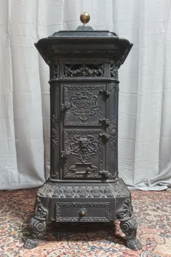 Ancien poêle à bois ou charbon Renaissance en fonte