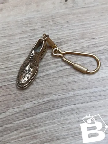 ancien porte cle en forme de chaussure en metal doré en bon etat