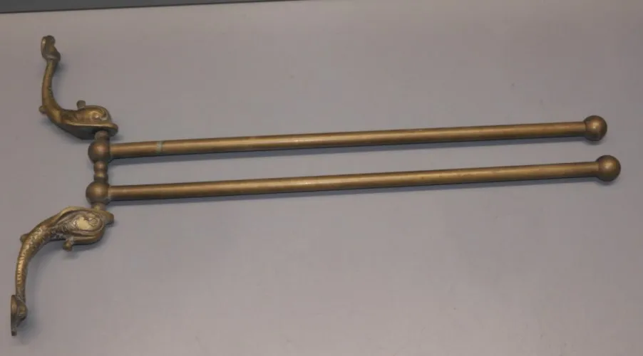-ANCIEN PORTE SERVIETTES TORCHONS LAITON 2 BARRES SOUTENUES PAR 2 DAUPHINS  D