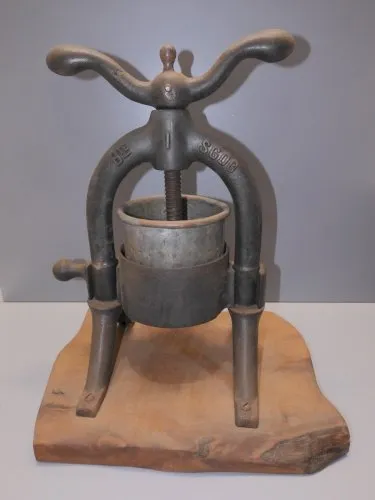 -ANCIEN PRESSE FRUITS ou VIANDE en FONTE Monté sur SOCLE BOIS breveté SGDG D