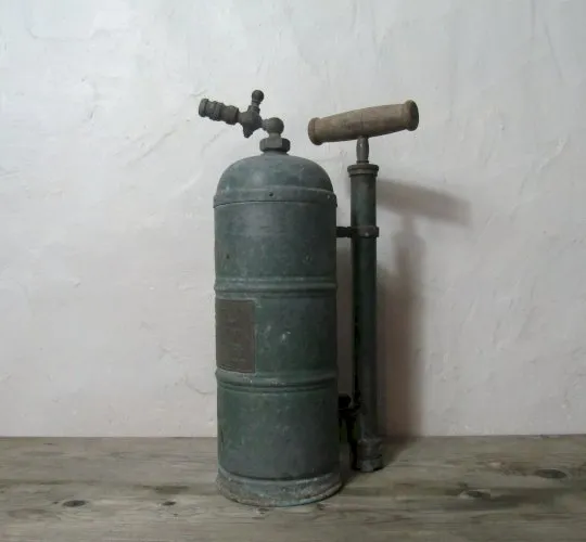 ancien pulvérisateur à air comprimé vert