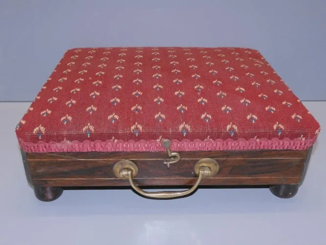 -ANCIEN REPOSE PIED CHAUFFANT TISSU VELOURS BOIS AVEC SON INTERIEUR DECO D