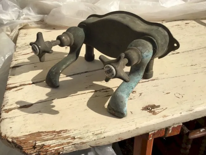 ANCIEN ROBINET DOUBLE ART DECO EN BRONZE ou laiton eau chaude froide porcelaine