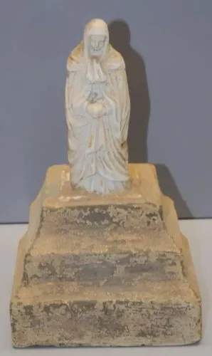 -ANCIEN SOCLE POUR CROIX CRUCIFIX EN CIMENT PEINT VIERGE MARIE PORCELAINE   D