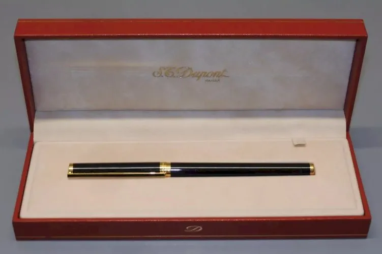 - ANCIEN STYLO ST DUPONT LAQUE de CHINE NOIRE dans son coffret avec recharges D